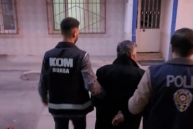 BURSA'DA SAĞLIKÇILARI EV SAHİBİ YAPMA VAADİYLE DOLANDIRAN ŞAHISLARA DEV OPERASYON 12 KİŞİ GÖZALTINA ALINDI, YURT DIŞINA KAÇTIĞI BELİRLENEN 2 KİŞİ HAKKINDA YAKALAMA KARARI ÇIKARILDI 160 KİŞİDEN 1 MİLYAR 400 MİLYON TL DOLANDIRDIĞI ÖNE SÜRÜLEN 4 KOOPERATİFE YAPILAN BASKINDA GENEL KURUL VE KARAR DEFTERLERİ İLE PARA TRANSFER BELGELERİ, ŞİRKET SÖZLEŞME BELGELERİ, ÇOK SAYIDA DİJİTAL MATERYAL VE 300 BİN TL NAKİT PARAYA EL KONULDU