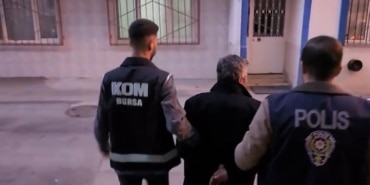 BURSA'DA SAĞLIKÇILARI EV SAHİBİ YAPMA VAADİYLE DOLANDIRAN ŞAHISLARA DEV OPERASYON 12 KİŞİ GÖZALTINA ALINDI, YURT DIŞINA KAÇTIĞI BELİRLENEN 2 KİŞİ HAKKINDA YAKALAMA KARARI ÇIKARILDI 160 KİŞİDEN 1 MİLYAR 400 MİLYON TL DOLANDIRDIĞI ÖNE SÜRÜLEN 4 KOOPERATİFE YAPILAN BASKINDA GENEL KURUL VE KARAR DEFTERLERİ İLE PARA TRANSFER BELGELERİ, ŞİRKET SÖZLEŞME BELGELERİ, ÇOK SAYIDA DİJİTAL MATERYAL VE 300 BİN TL NAKİT PARAYA EL KONULDU