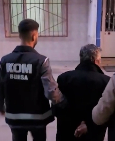 BURSA'DA SAĞLIKÇILARI EV SAHİBİ YAPMA VAADİYLE DOLANDIRAN ŞAHISLARA DEV OPERASYON 12 KİŞİ GÖZALTINA ALINDI, YURT DIŞINA KAÇTIĞI BELİRLENEN 2 KİŞİ HAKKINDA YAKALAMA KARARI ÇIKARILDI 160 KİŞİDEN 1 MİLYAR 400 MİLYON TL DOLANDIRDIĞI ÖNE SÜRÜLEN 4 KOOPERATİFE YAPILAN BASKINDA GENEL KURUL VE KARAR DEFTERLERİ İLE PARA TRANSFER BELGELERİ, ŞİRKET SÖZLEŞME BELGELERİ, ÇOK SAYIDA DİJİTAL MATERYAL VE 300 BİN TL NAKİT PARAYA EL KONULDU