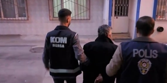 BURSA'DA SAĞLIKÇILARI EV SAHİBİ YAPMA VAADİYLE DOLANDIRAN ŞAHISLARA DEV OPERASYON 12 KİŞİ GÖZALTINA ALINDI, YURT DIŞINA KAÇTIĞI BELİRLENEN 2 KİŞİ HAKKINDA YAKALAMA KARARI ÇIKARILDI 160 KİŞİDEN 1 MİLYAR 400 MİLYON TL DOLANDIRDIĞI ÖNE SÜRÜLEN 4 KOOPERATİFE YAPILAN BASKINDA GENEL KURUL VE KARAR DEFTERLERİ İLE PARA TRANSFER BELGELERİ, ŞİRKET SÖZLEŞME BELGELERİ, ÇOK SAYIDA DİJİTAL MATERYAL VE 300 BİN TL NAKİT PARAYA EL KONULDU