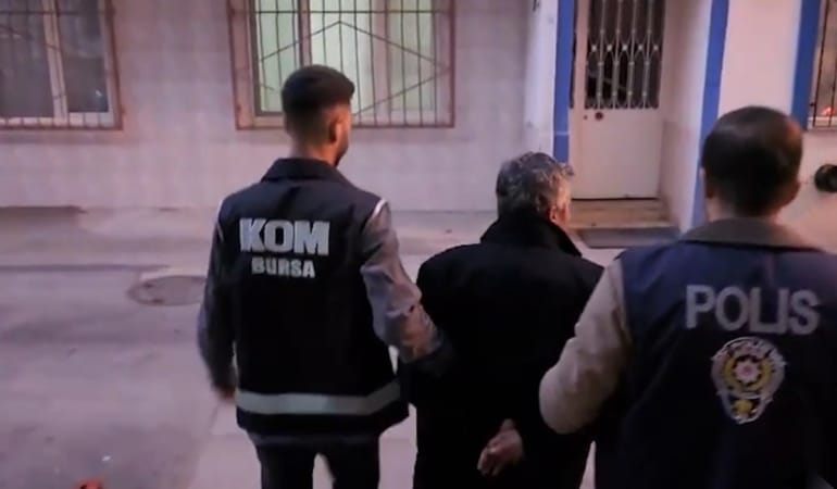 BURSA'DA SAĞLIKÇILARI EV SAHİBİ YAPMA VAADİYLE DOLANDIRAN ŞAHISLARA DEV OPERASYON 12 KİŞİ GÖZALTINA ALINDI, YURT DIŞINA KAÇTIĞI BELİRLENEN 2 KİŞİ HAKKINDA YAKALAMA KARARI ÇIKARILDI 160 KİŞİDEN 1 MİLYAR 400 MİLYON TL DOLANDIRDIĞI ÖNE SÜRÜLEN 4 KOOPERATİFE YAPILAN BASKINDA GENEL KURUL VE KARAR DEFTERLERİ İLE PARA TRANSFER BELGELERİ, ŞİRKET SÖZLEŞME BELGELERİ, ÇOK SAYIDA DİJİTAL MATERYAL VE 300 BİN TL NAKİT PARAYA EL KONULDU