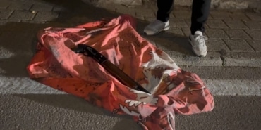 ÖNCE POLİSİ ÇAĞIRDILAR, SONRA EKİPLERE DİRENDİLER BURSA'DA POMPALI TÜFEK PANİĞİ: ANNE VE TEYZE POLİSİ DAKİKALARCA UĞRAŞTIRDI BURSA SOKAKLARINDA ÖRTÜYE KAMUFLE ETTİĞİ POMPALI TÜFEKLE DOLAŞTI