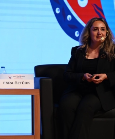 BURSA TURİZMİ İÇİN UZMANINDAN ÇARPICI TESPİT BURSA BÖLGESEL TURİST REHBERLERİ ODASI BAŞKAN YARDIMCISI ESRA ÖZTÜRK: "BİR ŞEHİR İÇİN TURİSTİN İLK VE SON İZLENİMİNİ ALTYAPI BELİRLİYOR" "TUR OTOBÜSLERİ TARİHİ ALANLARA ULAŞMAKTA ZORLANIYOR" " MURADİYE VE KÜLLİYELER PROGRAMLARDAN ÇIKMAMALI" "TEMİZ VE ERİŞİLEBİLİR TUVALET TEMEL ALTYAPIDIR" "TOPHANE'DE İLK İZLENİM KORNA SESİ OLMAMALI"