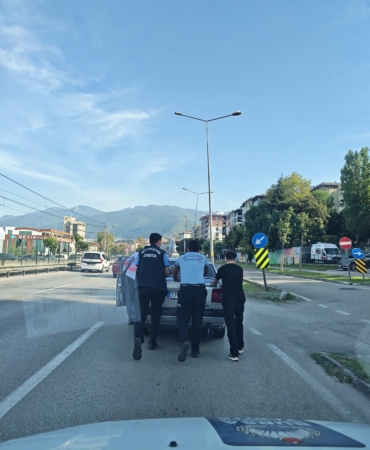 BURSA'DA ZABITA EKİPLERİNDEN ÖRNEK DAVRANIŞ BENZİNİ BİTTİĞİ İÇİN YOLDA KALAN ARACI ZABITA EKİPLERİ BENZİNLİĞE KADAR İTTİ