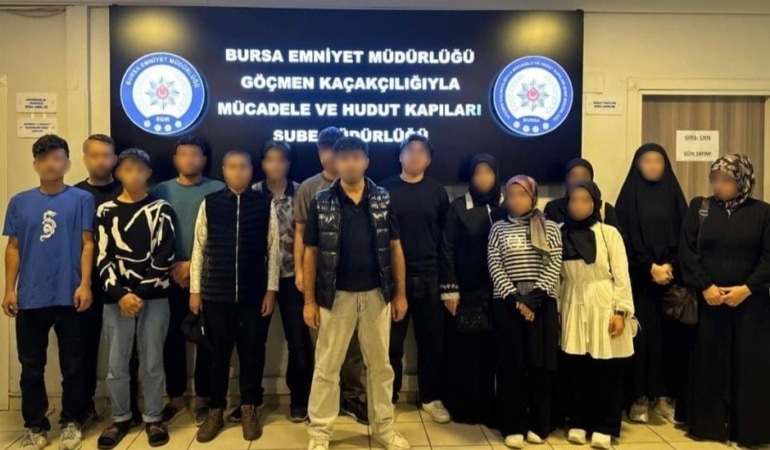 BURSA'DA DÜZENSİZ GÖÇ OPERASYONU: 10 KAÇAK GÖÇMEN YAKALANDI