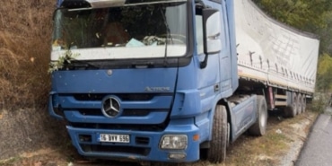 İNEGÖL'DE ŞEKER YÜKLÜ TIR YAĞMUR SUYU KANALINA UÇTU
