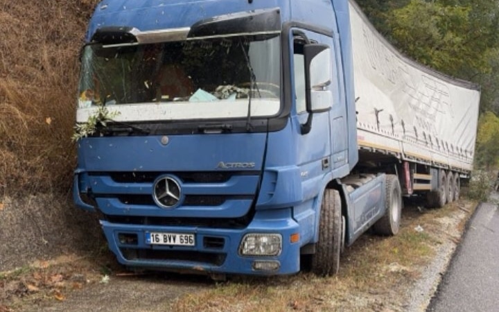 İNEGÖL'DE ŞEKER YÜKLÜ TIR YAĞMUR SUYU KANALINA UÇTU