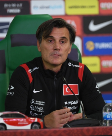 VİNCENZO MONTELLA'DAN İSTİFA AÇIKLAMASI: "HAYIR, YAPTIĞIM ÇALIŞMALARA İNANIYORUM" A MİLLİ FUTBOL TAKIMI TEKNİK DİREKTÖRÜ VİNCENZO MONTELLA "ÖYLE BİR GÜNDEMİMİZ YOK" "ÖZ GÜVENİ KAYBETMEDEN YOLUMUZA DEVAM ETMELİYİZ" "HERKESİN MİLLİ TAKIMIMIZA SAHİP ÇIKMASI GEREKTİĞİNE İNANIYORUM"