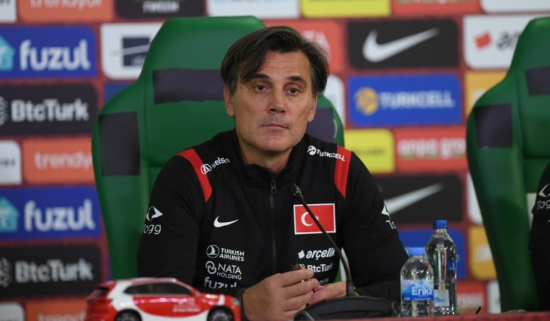 VİNCENZO MONTELLA'DAN İSTİFA AÇIKLAMASI: "HAYIR, YAPTIĞIM ÇALIŞMALARA İNANIYORUM" A MİLLİ FUTBOL TAKIMI TEKNİK DİREKTÖRÜ VİNCENZO MONTELLA "ÖYLE BİR GÜNDEMİMİZ YOK" "ÖZ GÜVENİ KAYBETMEDEN YOLUMUZA DEVAM ETMELİYİZ" "HERKESİN MİLLİ TAKIMIMIZA SAHİP ÇIKMASI GEREKTİĞİNE İNANIYORUM"