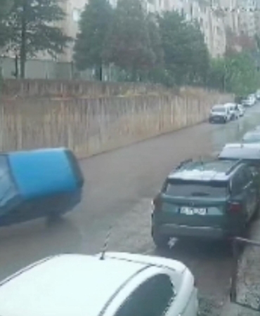 BURSA'DA KONTROLDEN ÇIKAN OTOMOBİL PARK HALİNDEKİ ARACA ÇARPARAK TERS DÖNDÜ: 3 YARALI