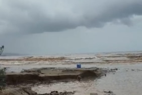 SAĞANAK VURDU, MUDANYA'DA EKİPLER ALARMA GEÇTİ MAHSUR KALAN 4 KİŞİ KURTARILIRKEN, YAĞAN YAĞMURLA BİRLİKTE DENİZİN RENGİ KAHVERENGİYE BÜRÜNDÜ