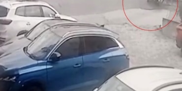 BURSA'DA TERS YÖNDE İLERLEYEN MOTOSİKLETLİ KAZA YAPTI: YAŞAM MÜCADELESİ VERİYOR