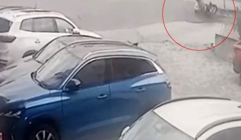 BURSA'DA TERS YÖNDE İLERLEYEN MOTOSİKLETLİ KAZA YAPTI: YAŞAM MÜCADELESİ VERİYOR