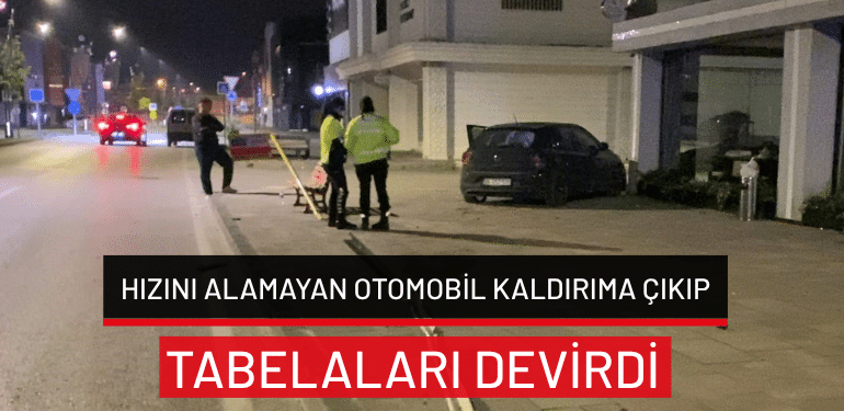 Bursa’da hızını alamayan otomobil kaldırıma çıkıp tabelaları devirdi