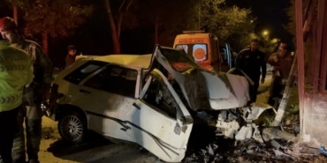 KONTROLDEN ÇIKAN ARAÇ DUVARA ÇARPTI SIKIŞTIĞI ARAÇTAN BÖYLE KURTARILDI