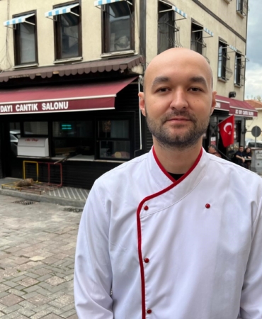 BAKANLIĞIN KIYMASINDAKİ TEK TIRNAKLI TESPİTİ SEBEBİYLE TAĞŞİŞ LİSTESİNE ALDIĞI BURSA'NIN MEŞHUR CANTIKÇISI KONUŞTU 70 YILLIK İŞLETMEDEN AÇIKLAMA: "YASAL HAKLARIMIZI SONUNA KADAR ARAYACAĞIZ" "EVDE HAZIRLANIP CANTIK YAPILMASI İÇİN GETİRİLEN KIYMA HARCINDAN BULAŞMA OLABİLİR"