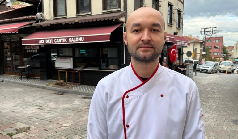 BAKANLIĞIN KIYMASINDAKİ TEK TIRNAKLI TESPİTİ SEBEBİYLE TAĞŞİŞ LİSTESİNE ALDIĞI BURSA'NIN MEŞHUR CANTIKÇISI KONUŞTU 70 YILLIK İŞLETMEDEN AÇIKLAMA: "YASAL HAKLARIMIZI SONUNA KADAR ARAYACAĞIZ" "EVDE HAZIRLANIP CANTIK YAPILMASI İÇİN GETİRİLEN KIYMA HARCINDAN BULAŞMA OLABİLİR"