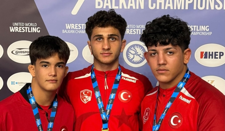 BÜYÜKŞEHİR BELEDİYESPORLU GÜREŞÇİLERDEN 3 MADALYA