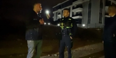 BURSA'DA NEFES KESEN KOVALAMACA..."BU ARABAYI CİNLER Mİ SÜRÜYOR?" POLİSİ GÖRÜNCE KAVGA ETTİLER, 550 BİN LİRA CEZA KESİLDİ EHLİYETİNE 5 YIL EL KONULDU POLİSTEN KAÇIP İNŞAATTA YAKALANAN İKİ ARKADAŞ DA "BEN SÜRMÜYORUM" DEDİ. POLİS İSE "SEN SÜRMÜYORUM, DİĞERİ SÜRMÜYORUM DİYOR; CİNLER Mİ SÜRÜYOR BU ARABAYI?" KARŞILIĞINI VERDİ