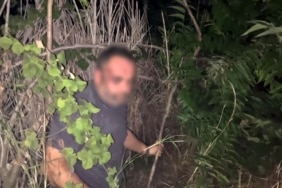 10 MİLYONLUK LÜKS ARACINI BIRAKIP ÇALILIKLARA KAÇAN SÜRÜCÜ UYUYAKALDI, POLİS BÖYLE BULDU "UYUYORDUM YA" DEDİ, "HORLADIM MI" DİYE SORDU ARACINI BIRAKIP ÇALILIKLARA KAÇAN SÜRÜCÜ POLİSLER İLE SAKLAMBAÇ OYNADI, ALKOLMETREYİ ÜFLEMEDİ LÜKS ARACIYLA YAKALANAN ŞAHSIN DAHA ÖNCE EHLİYETİNE 2 KEZ EL KONULDUĞU, ALKOLMETREYİ ÜFLEMEDİĞİ İÇİN 2042 YILINA KADAR ARAÇ KULLANAMAYACAĞI ÖĞRENİLDİ OTOMOBİL 60 GÜN SÜREYLE TRAFİKTEN MEN EDİLDİ, SÜRÜCÜYE 550 BİN LİRA CEZA KESİLDİ