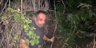 10 MİLYONLUK LÜKS ARACINI BIRAKIP ÇALILIKLARA KAÇAN SÜRÜCÜ UYUYAKALDI, POLİS BÖYLE BULDU "UYUYORDUM YA" DEDİ, "HORLADIM MI" DİYE SORDU ARACINI BIRAKIP ÇALILIKLARA KAÇAN SÜRÜCÜ POLİSLER İLE SAKLAMBAÇ OYNADI, ALKOLMETREYİ ÜFLEMEDİ LÜKS ARACIYLA YAKALANAN ŞAHSIN DAHA ÖNCE EHLİYETİNE 2 KEZ EL KONULDUĞU, ALKOLMETREYİ ÜFLEMEDİĞİ İÇİN 2042 YILINA KADAR ARAÇ KULLANAMAYACAĞI ÖĞRENİLDİ OTOMOBİL 60 GÜN SÜREYLE TRAFİKTEN MEN EDİLDİ, SÜRÜCÜYE 550 BİN LİRA CEZA KESİLDİ