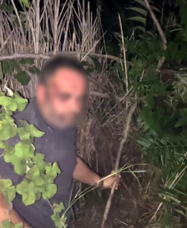 10 MİLYONLUK LÜKS ARACINI BIRAKIP ÇALILIKLARA KAÇAN SÜRÜCÜ UYUYAKALDI, POLİS BÖYLE BULDU "UYUYORDUM YA" DEDİ, "HORLADIM MI" DİYE SORDU ARACINI BIRAKIP ÇALILIKLARA KAÇAN SÜRÜCÜ POLİSLER İLE SAKLAMBAÇ OYNADI, ALKOLMETREYİ ÜFLEMEDİ LÜKS ARACIYLA YAKALANAN ŞAHSIN DAHA ÖNCE EHLİYETİNE 2 KEZ EL KONULDUĞU, ALKOLMETREYİ ÜFLEMEDİĞİ İÇİN 2042 YILINA KADAR ARAÇ KULLANAMAYACAĞI ÖĞRENİLDİ OTOMOBİL 60 GÜN SÜREYLE TRAFİKTEN MEN EDİLDİ, SÜRÜCÜYE 550 BİN LİRA CEZA KESİLDİ