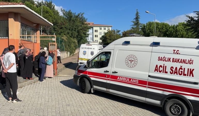 İSTANBUL VALİLİĞİ: "BAŞAKŞEHİR'DEKİ ORTAOKULDA ÖĞRENCİLER ARASINDA ÇIKAN KAVGADA 5 ÖĞRENCİ YARALANDI"