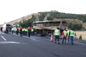 9 AYDA YOLLAR KAN GÖLÜNE DÖNDÜ: BİN 628 CAN KAYBI, 311 BİN YARALI BURSA'DA 9 AYDAKİ KAZALARDA 47 KİŞİ HAYATINI KAYBETTİ KURAL TANIMAZLAR DİREKSİYON BAŞINDA