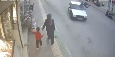BURSA'DA TOFAŞ OTOMOBİL YAYAYA ÇARPTI: O ANLAR KAMERADA