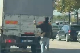 BURSA'DA KAMYONETİN ARKASINA ÇIKTI, CANINI HİÇE SAYDI