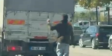 BURSA'DA KAMYONETİN ARKASINA ÇIKTI, CANINI HİÇE SAYDI