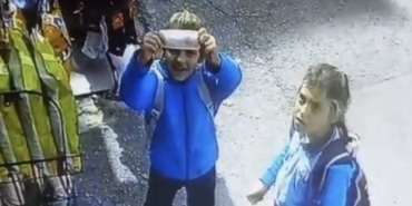 İKİ ÖĞRENCİNİN ÖRNEK DAVRANIŞINI KAMERA BÖYLE GÖRÜNTÜLEDİ BURSA'DA ÖĞRENCİLERDEN ÖRNEK DAVRANIŞ, İŞYERİ KAPALI OLUNCA ALDIKLARI MEYVE SULARINI KAMERAYA GÖSTERİP PARASINI KAPININ ALTINDAN BIRAKTILAR