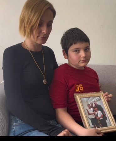 CİNAYET GİBİ KAZADA SÜRÜCÜYE YAKALAMA KARARI ÇIKTI : ACILI AİLE KONUŞTU "ADALET YERİNİ  BULSUN" BURSA'DA BABASINI KAZADA KAYBETTİ, 3 AMELİYAT GEÇİRDİ: 12 YAŞINDAKİ CAN'IN BACAĞINDA KALICI HASAR OLUŞTU BABASININ EŞYALARINI CAM VİTRİNDE YAŞATIYORLAR, ANNESİ ADALET BEKLİYOR: "BENİM ÇOCUĞUM YÜRÜYEMEZKEN ONUN SERBEST KALMASI ÇOK ZORUMA GİTTİ"