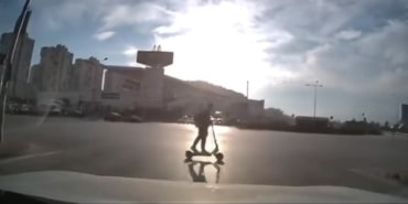 BURSA'DA IŞIK İHLALİ YAPAN SCOOTER SÜRÜCÜSÜ KAZADAN KIL PAYI KURTULDU