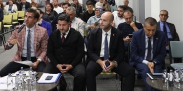 MUDANYA'DA BÜTÇE KRİZİ, EVRAK TEPKİSİ MECLİSE DAMGA VURDU MUDANYA'DA BÜTÇE TARTIŞMASI BÜYÜDÜ: EVRAKLAR GEÇ ULAŞTI, OTURUMA ARA VERİLDİ