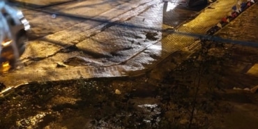 BURSA'DA KAZA SONRASI YOLA SAÇILAN MEYVELERİ VATANDAŞLAR TOPLADI