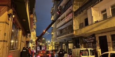 BURSA'DA SAATLER SÜREN REHİNE KRİZİ: ANNESİNİ REHİN ALDI, ÖZEL HAREKAT OPERASYONUYLA EVDEN ÇIKARILDI ANNESİNİ REHİN ALDI, POLİS TELEFONDA KADINA YOL GÖSTERDİ