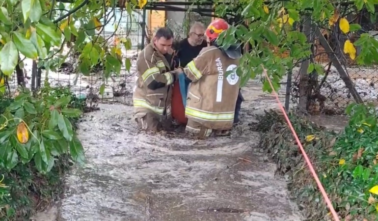 İznik’te selde mahsur kalan 3 yaşlı vatandaş kurtarıldı!