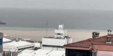 BURSA'DA ŞİDDETLİ FIRTINA VE SAĞANAK YAĞIŞ DENİZLE KARAYI BİRLEŞTİRDİ