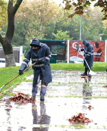 OSMANGAZİ BELEDİYESİ'NDEN SONBAHAR TEMİZLİĞİ OSMANGAZİ'DE PARK VE YEŞİL ALANLARDA YOĞUN MESAİ