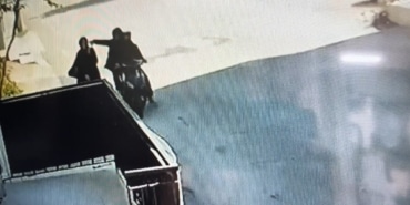 TELEFONLA KONUŞURKEN KAPKAÇA UĞRADI : O ANLAR KAMERADA KADININ TELEFONUNU ÇALDILAR, KULLANDIKLARI MOTOR DA ÇALINTI ÇIKTI