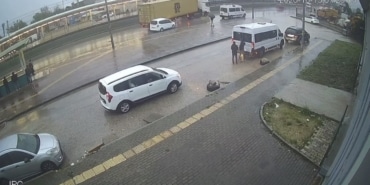 BURSA'DA TIRIN DORSESİ KONTROLDEN ÇIKTI...KAZA ANI KAMERADA