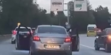 BURSA'DA TRAFİKTE TEHLİKELİ YOLCULUK KAMERADA