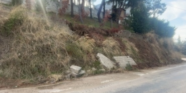 BURSA'DA YAĞIŞLAR İSTİNAT DUVARINI YIKTI, DUVAR PARÇALARI YOLA DÜŞTÜ MUDANYA-TİRİLYE YOLUNDA TEHLİKE, İSTİNAT DUVARI YIKILDI MUDANYA'DA YAĞIŞLARIN ARDINDAN İSTİNAT DUVARI DAYANAMADI