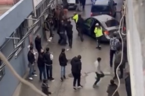 POLİSTEN KAÇAN ARAÇ DURDURULDU, MAHALLELİ ŞÜPHELİLERİ KAÇIRDI MAHALLELİ POLİSİN ÜZERİNE YÜRÜDÜ, POLİS HAVAYA ATEŞ AÇMAK ZORUNDA KALDI