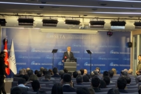 BAKAN URALOĞLU: (KALKINMA YOLU PROJESİ) "ÜLKEMİZ AÇISINDAN PROJENİN 10 YILLIK PERİYOTTA EKONOMİMİZE YAKLAŞIK 55 MİLYAR DOLARLIK KATKI SAĞLAMASINI ÖNGÖRÜYORUZ" "KALKINMA YOLU, IRAK'IN EKONOMİK YENİDEN İNŞASINI DESTEKLERKEN TÜRKİYE'NİN MERKEZİ KONUMUNU GÜÇLENDİRME POTANSİYELİ TAŞIMAKTADIR"