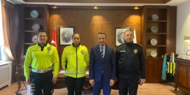 YARALI GENCİ YAĞMURDAN ŞEMSİYEYLE KORUYAN POLİSE BAŞARI BELGESİ