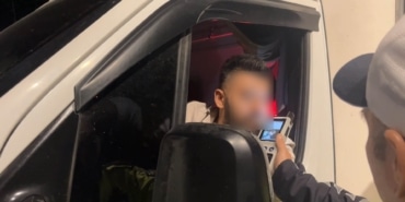"UYUMAYA GELDİM" DEDİ, ALKOLLÜ ÇIKTI ALKOLLÜ SÜRÜCÜ HEM POLİSİ HEM GAZETECİYİ GÜLDÜRDÜ TRAFİK POLİSİNİN ALKOLLÜ SÜRÜCÜ İLE İMTİHANI KAMERADA