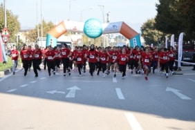 NİLÜFER'DE BİN 749 ÖĞRENCİ CUMHURİYET İÇİN KOŞTU