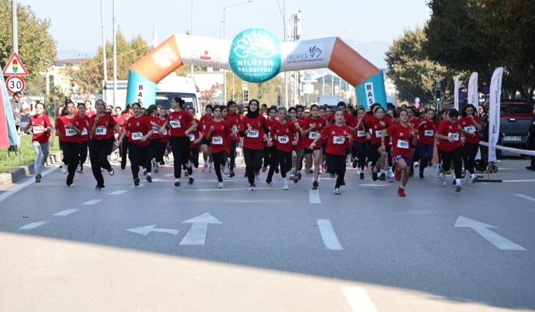 Bursa’da Cumhuriyet coşkusu koşuyla başladı: bin 749 öğrenci yarıştı